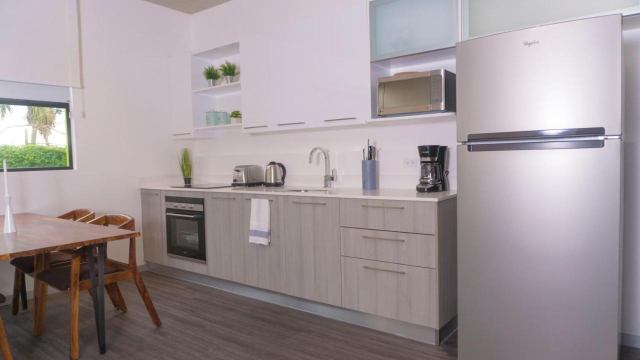 Bee Suites Santa Ana Екстериор снимка