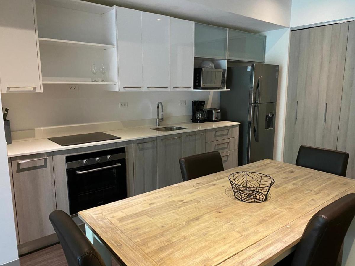 Bee Suites Santa Ana Екстериор снимка