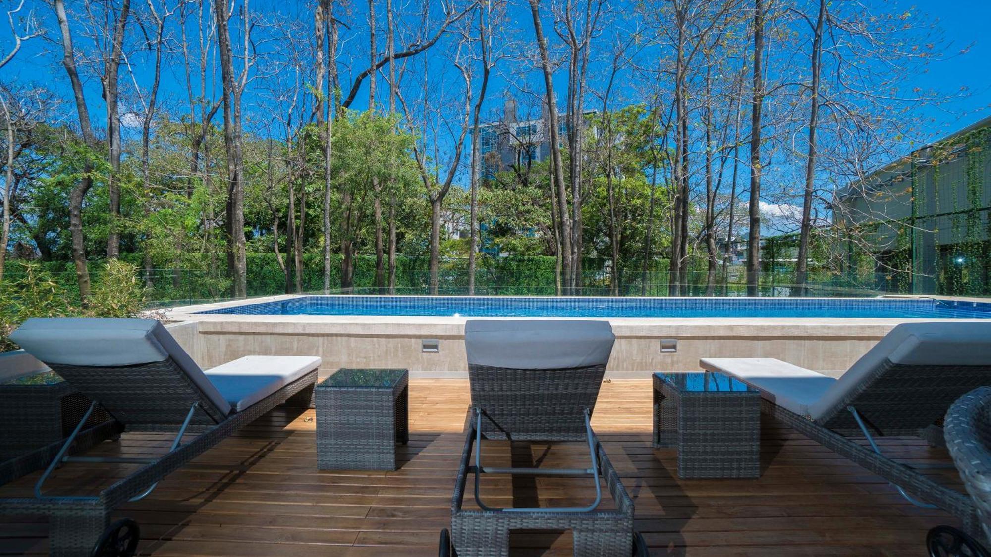 Bee Suites Santa Ana Екстериор снимка