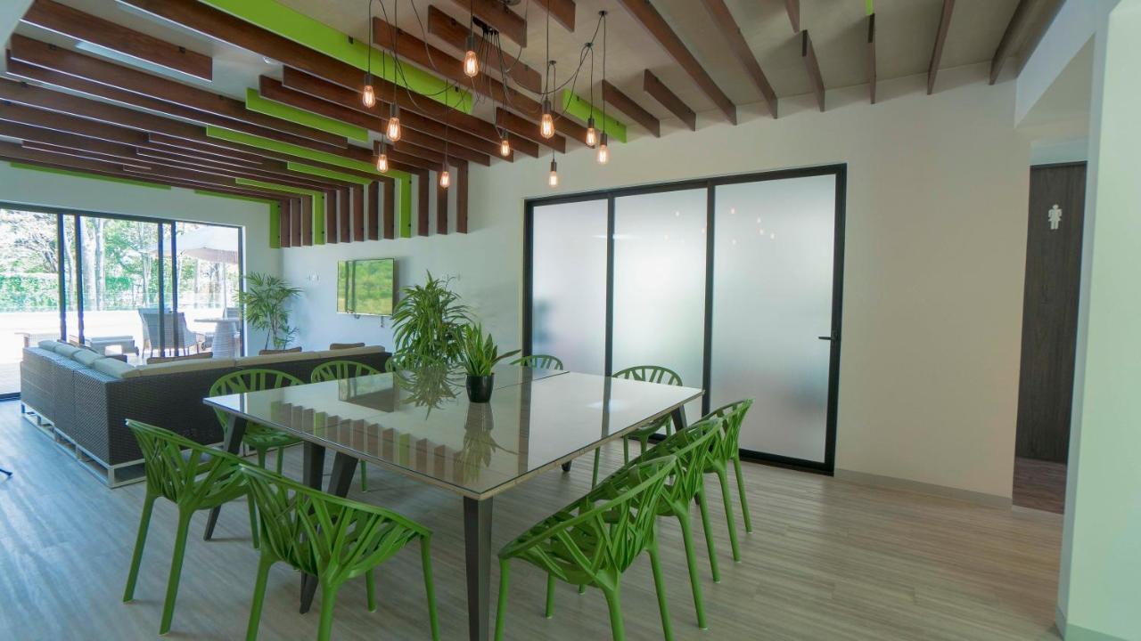 Bee Suites Santa Ana Екстериор снимка
