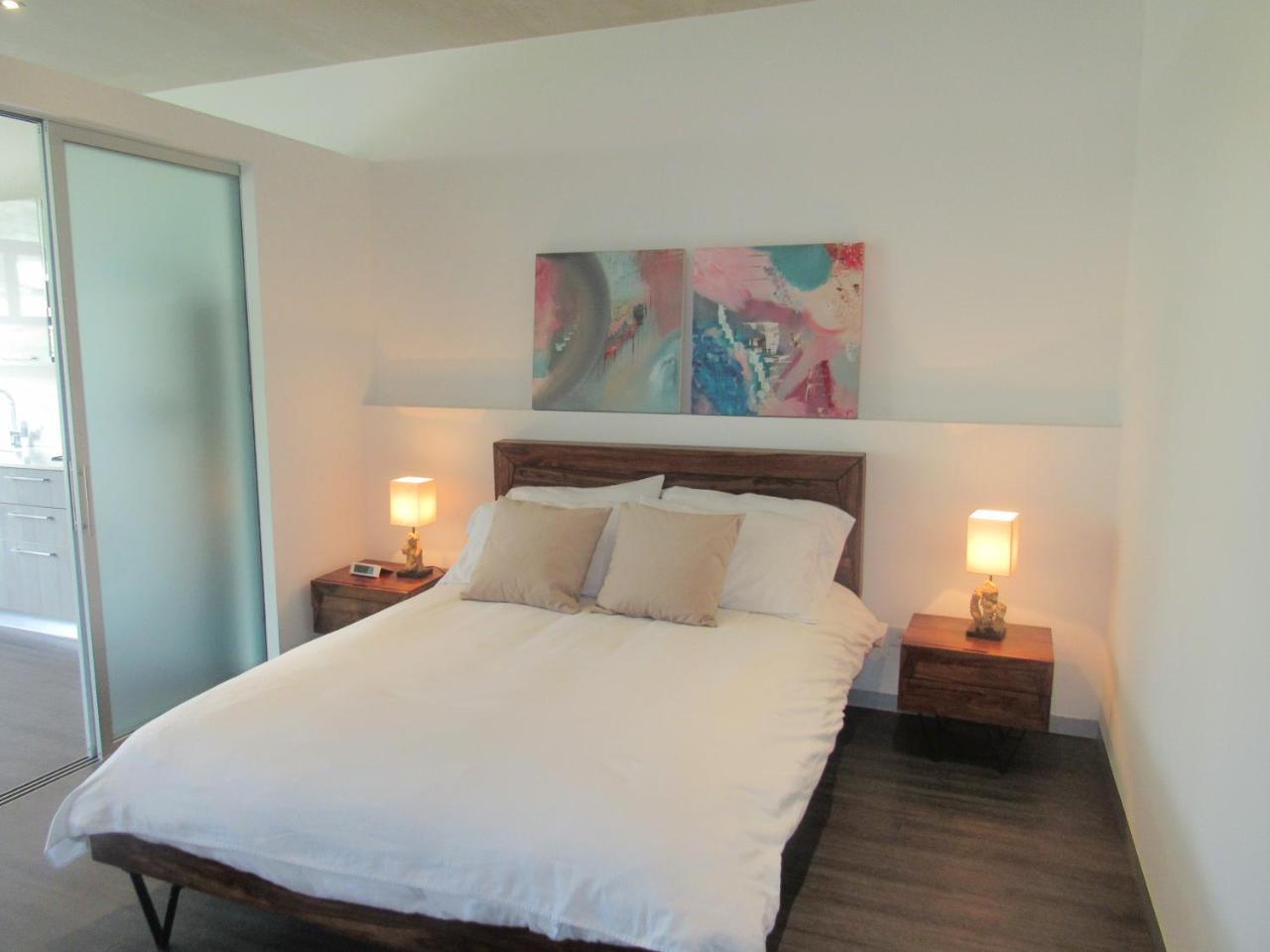 Bee Suites Santa Ana Екстериор снимка