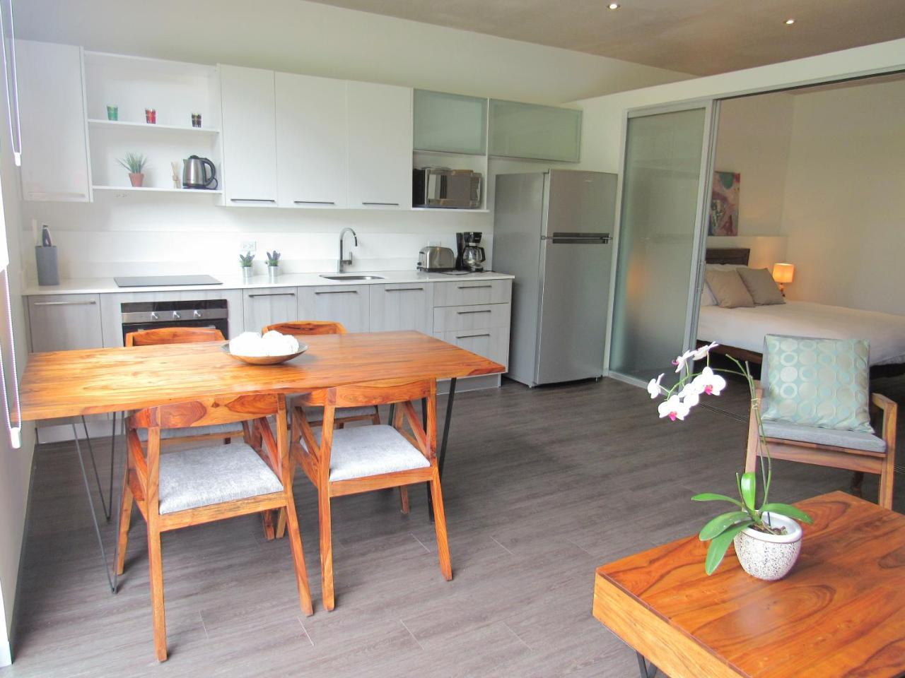 Bee Suites Santa Ana Екстериор снимка