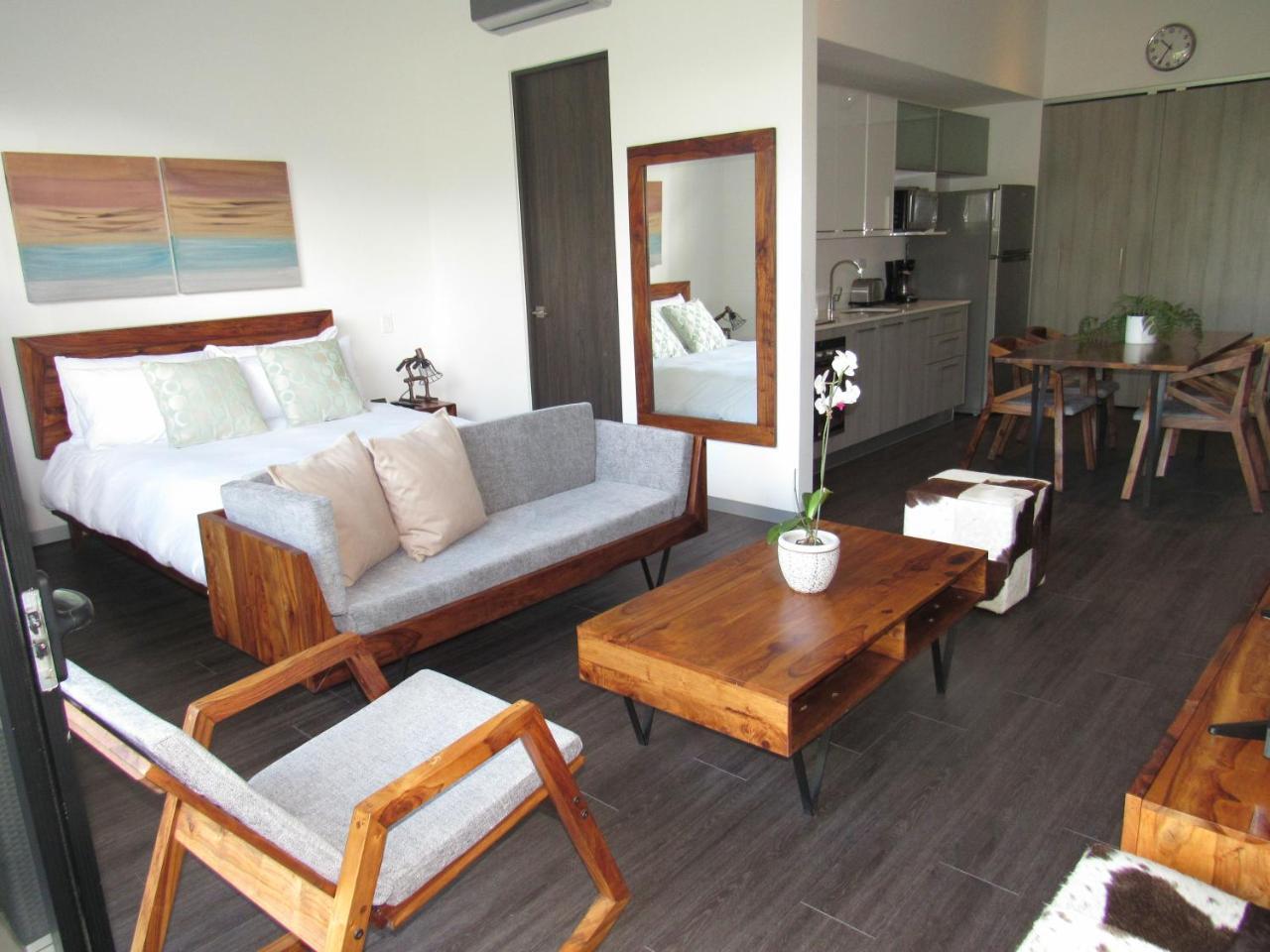 Bee Suites Santa Ana Екстериор снимка