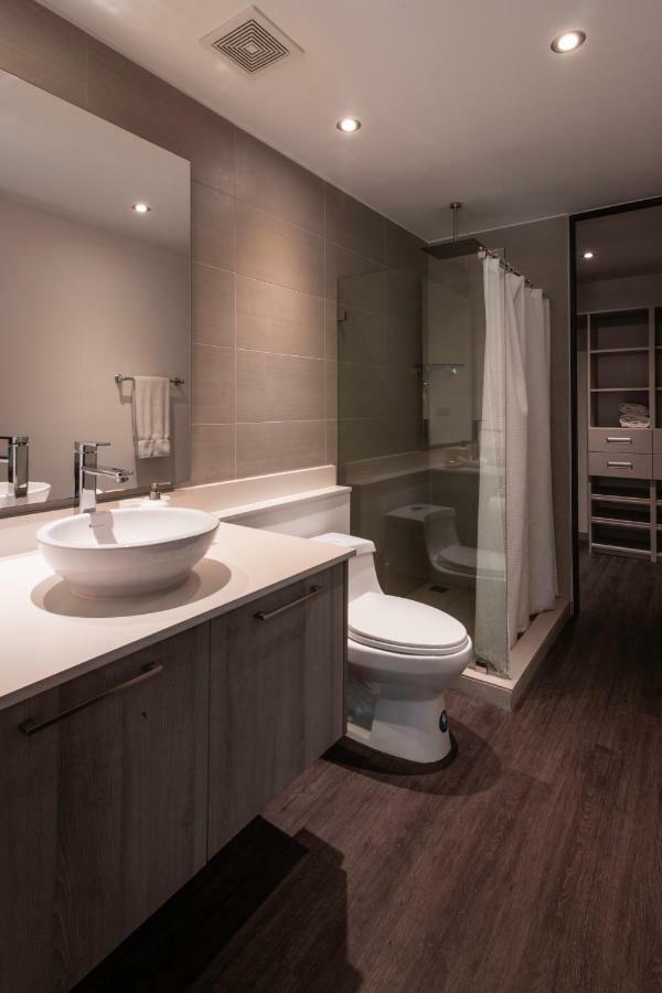 Bee Suites Santa Ana Екстериор снимка