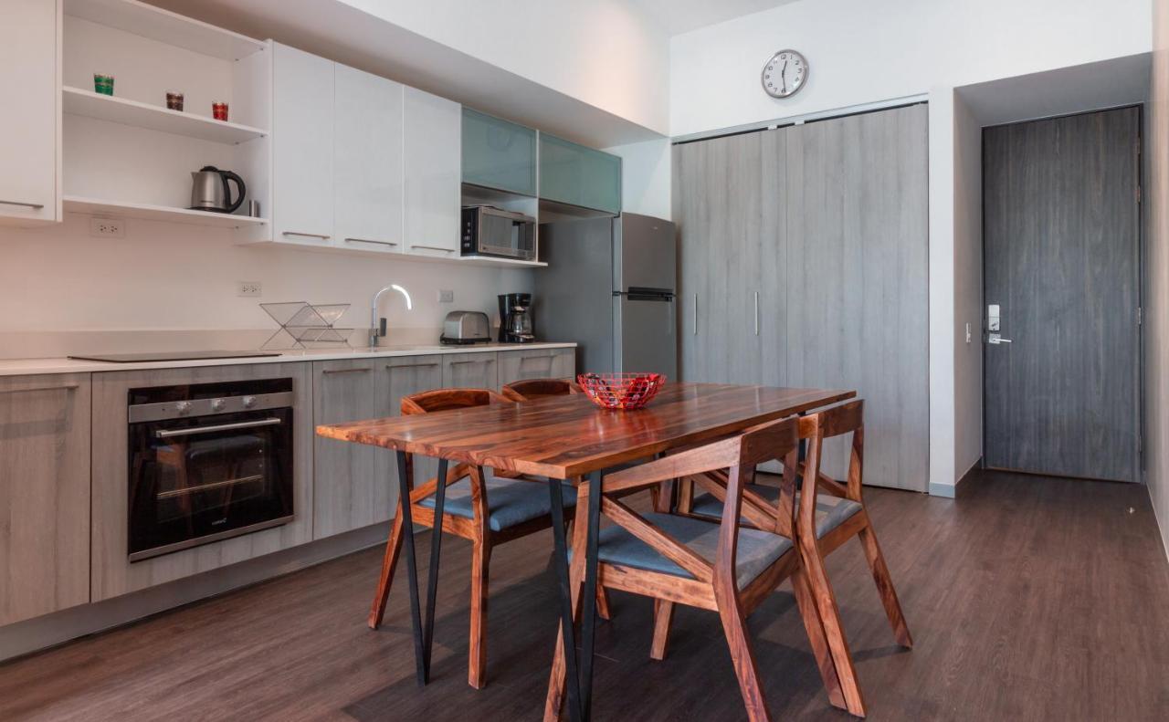 Bee Suites Santa Ana Екстериор снимка