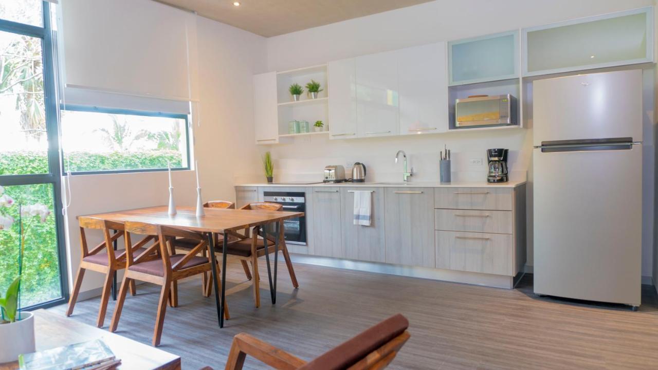 Bee Suites Santa Ana Екстериор снимка