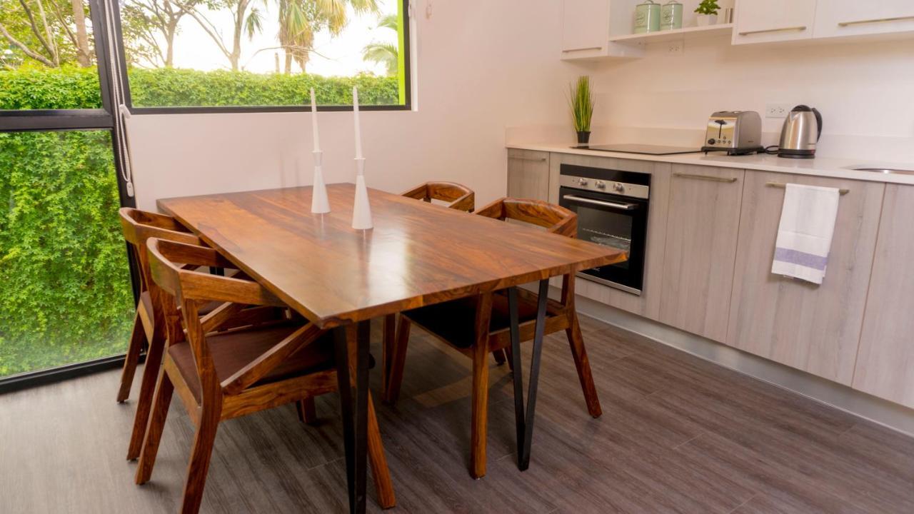 Bee Suites Santa Ana Екстериор снимка