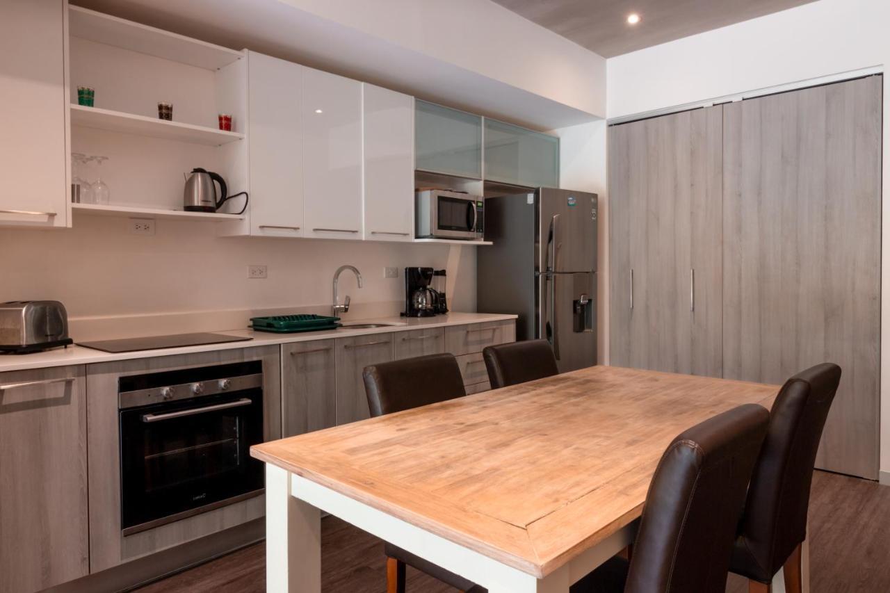 Bee Suites Santa Ana Екстериор снимка